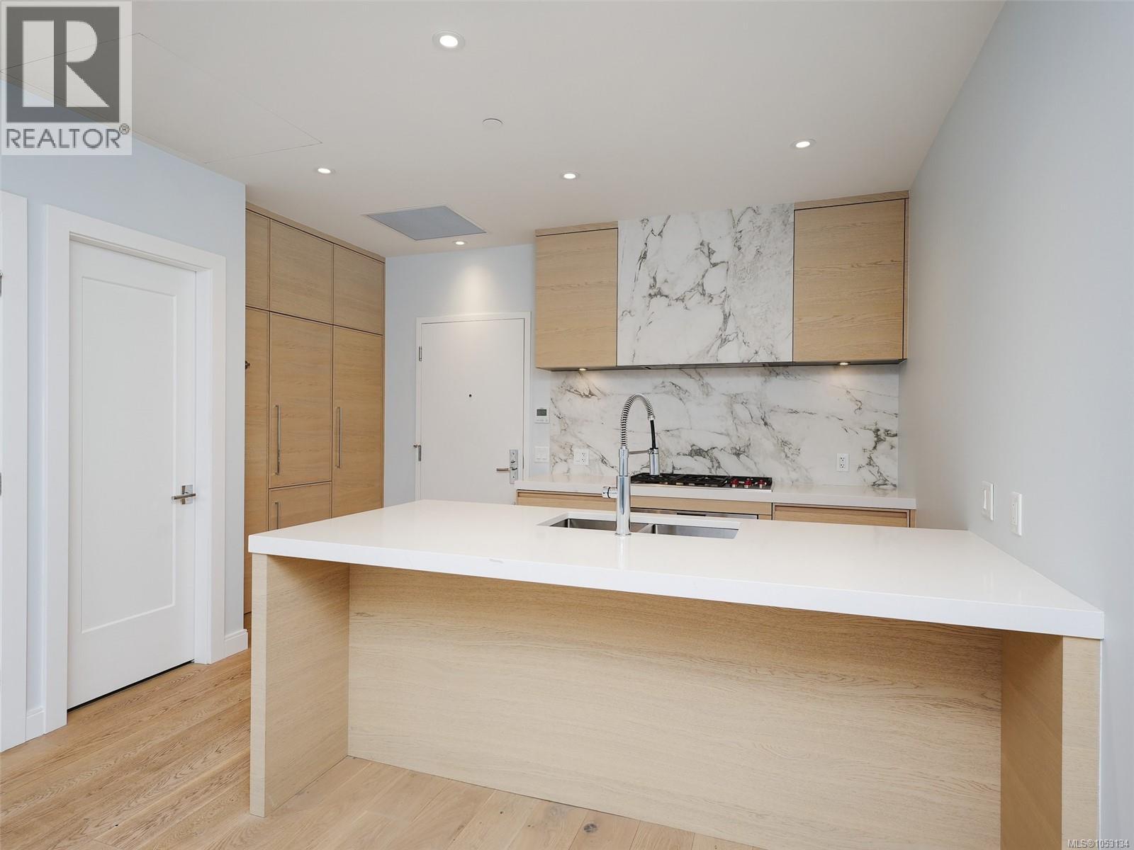 210 1916 Oak Bay Avenue, Victoria