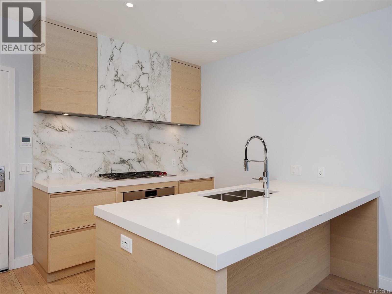 210 1916 Oak Bay Avenue, Victoria