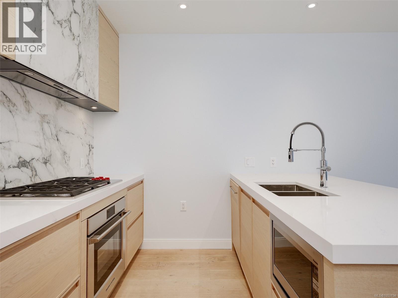210 1916 Oak Bay Avenue, Victoria