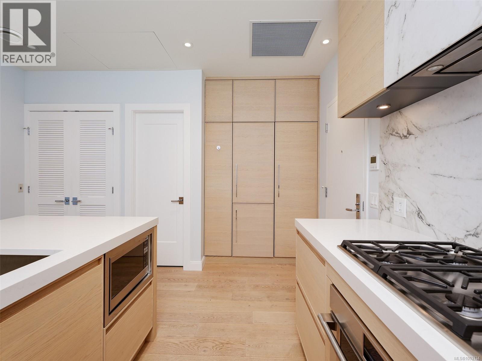 210 1916 Oak Bay Avenue, Victoria