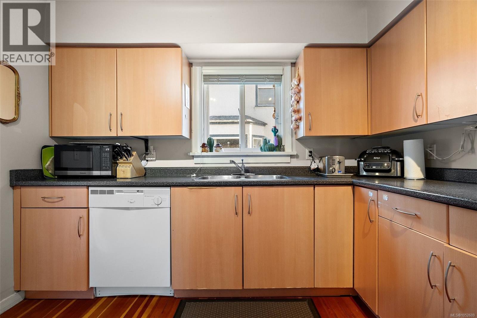  1230 Hillside Avenue, Victoria