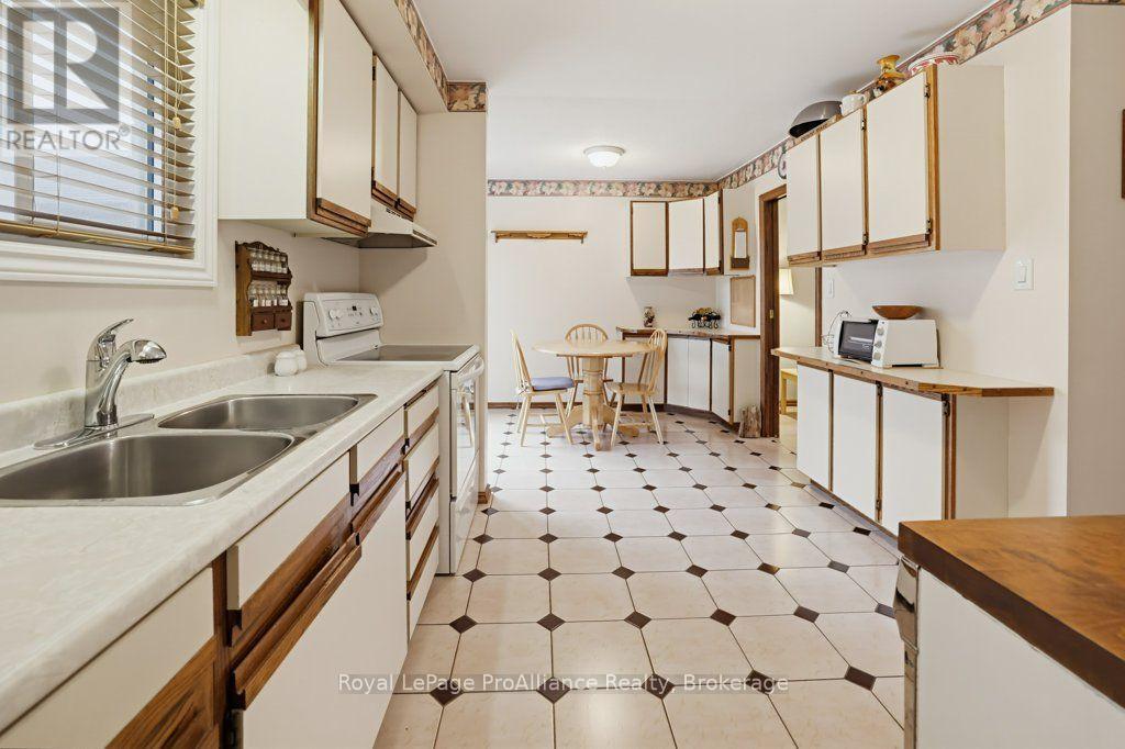 7 Yates Court, Belleville, ON photo 11