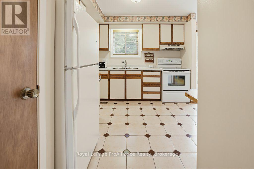 7 Yates Court, Belleville, ON photo 10