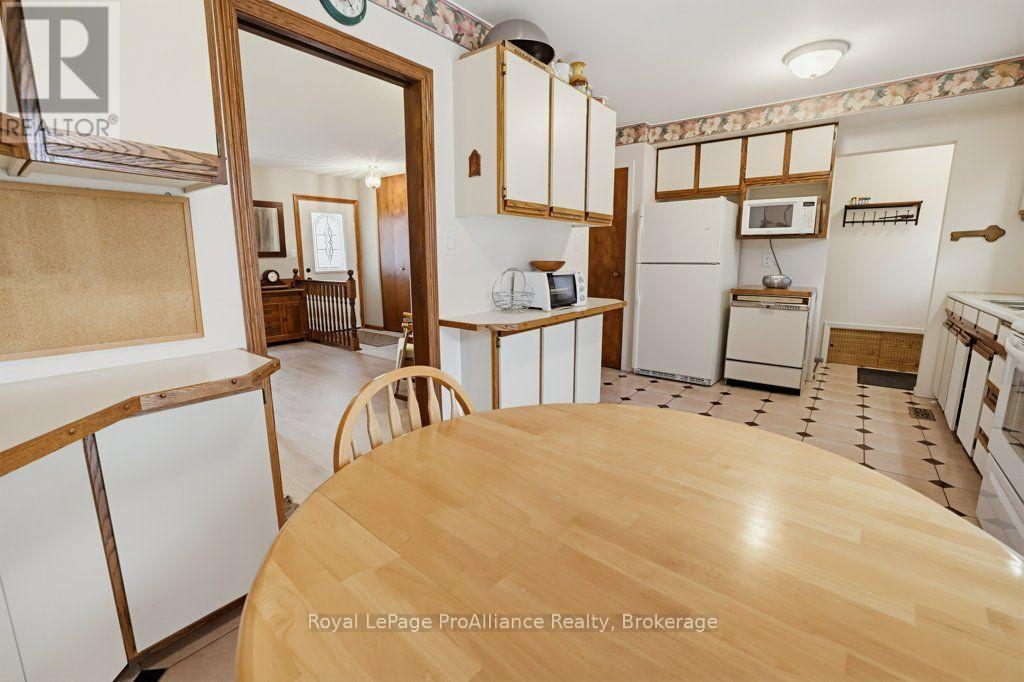 7 Yates Court, Belleville, ON photo 14