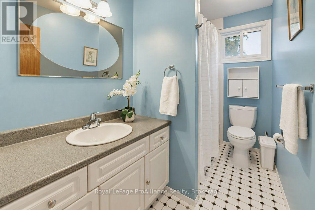 7 Yates Court, Belleville, ON photo 18