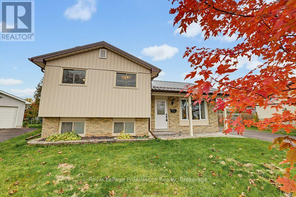 7 Yates Court, Belleville, ON photo 3