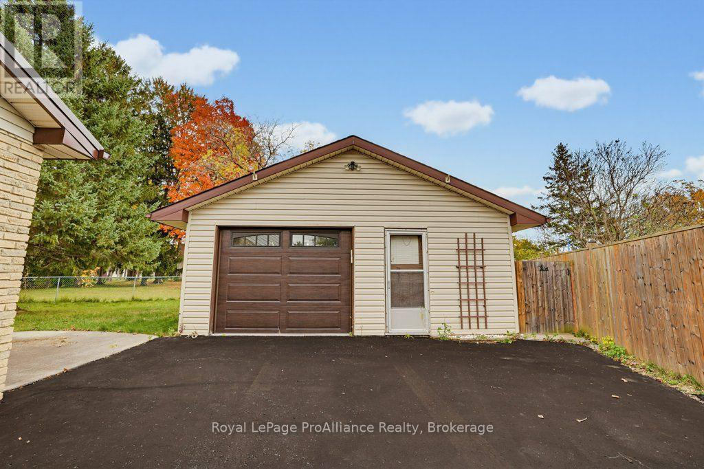 7 Yates Court, Belleville, ON photo 35