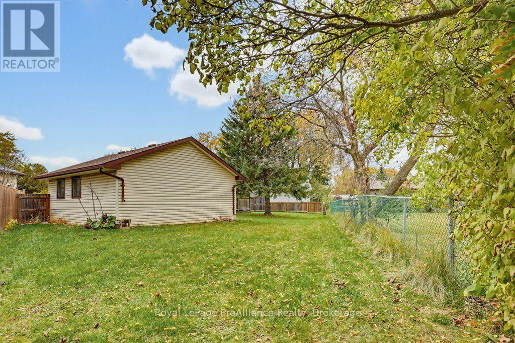 7 Yates Court, Belleville, ON photo 39