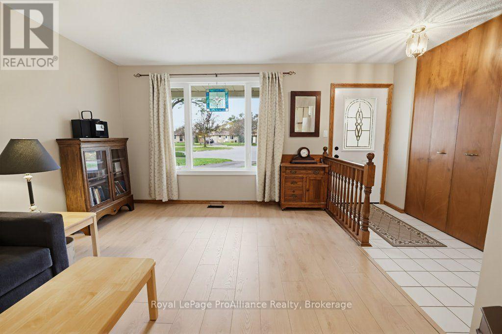 7 Yates Court, Belleville, ON photo 5