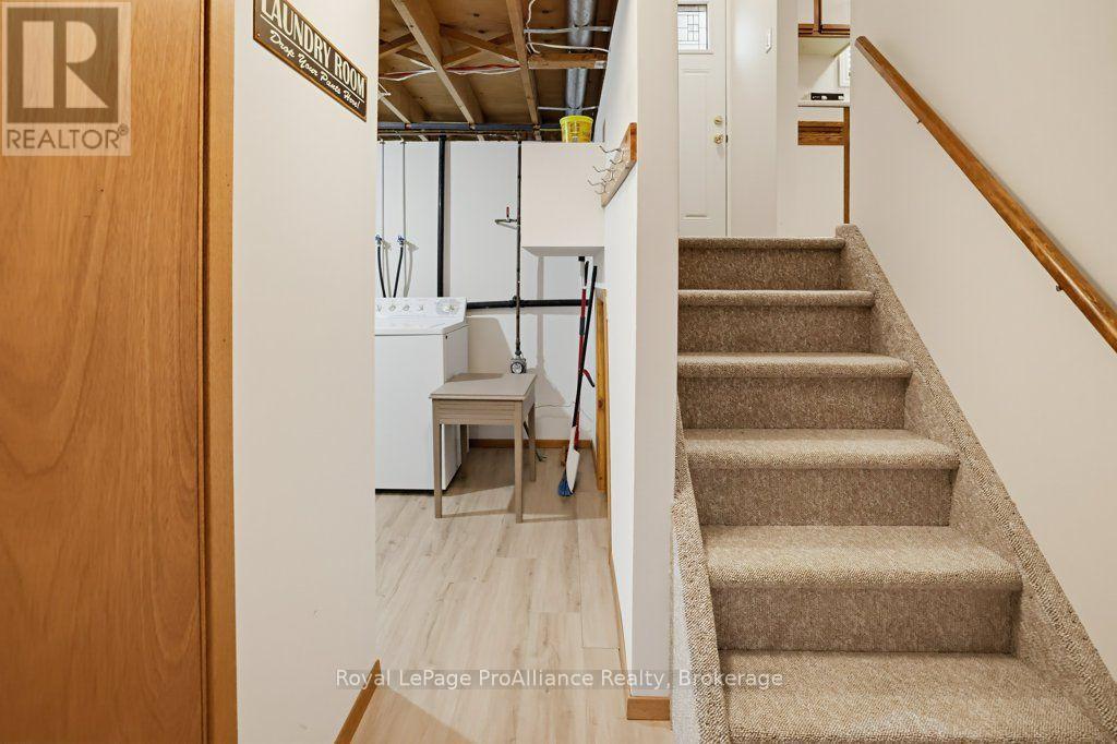 7 Yates Court, Belleville, ON photo 23