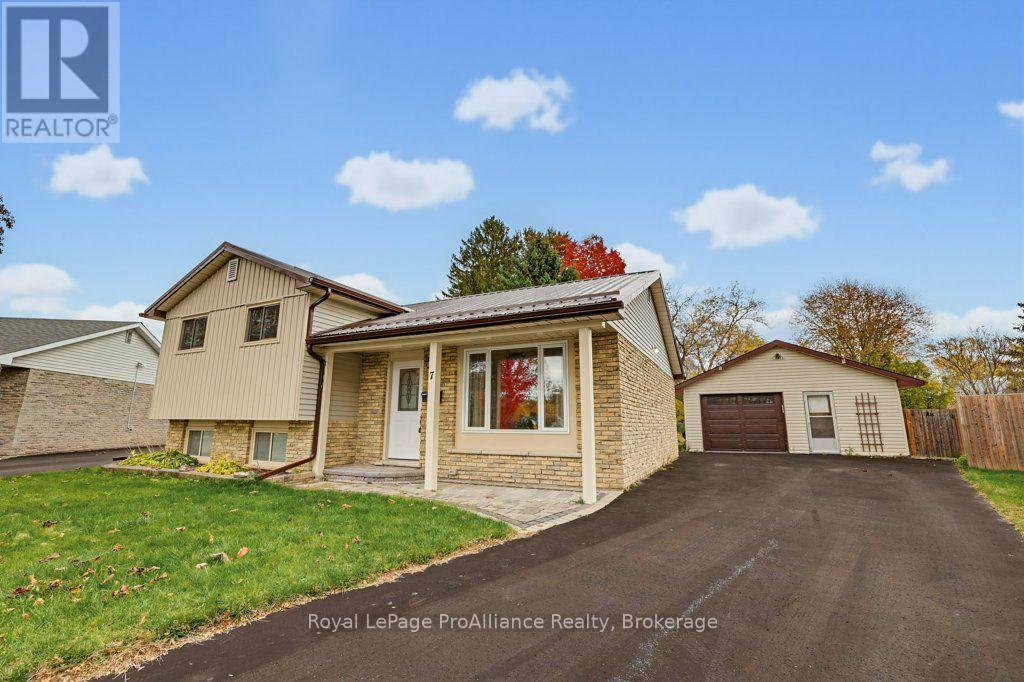 7 Yates Court, Belleville, ON photo 4