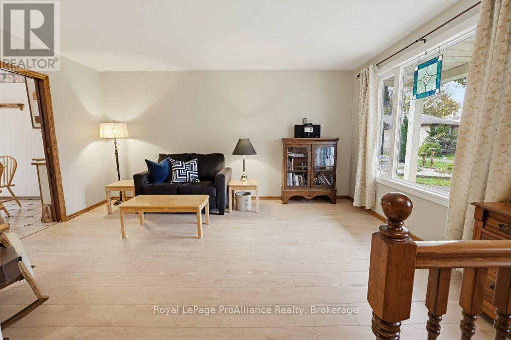 7 Yates Court, Belleville, ON photo 6
