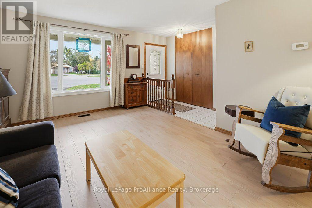 7 Yates Court, Belleville, ON photo 9