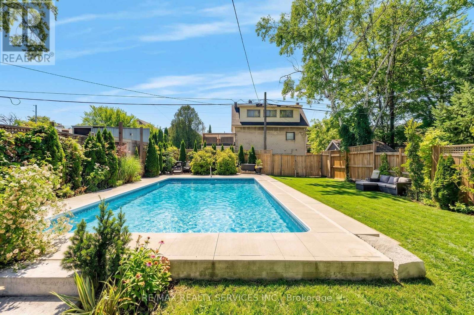 323 CHARLTON AVENUE W - 21