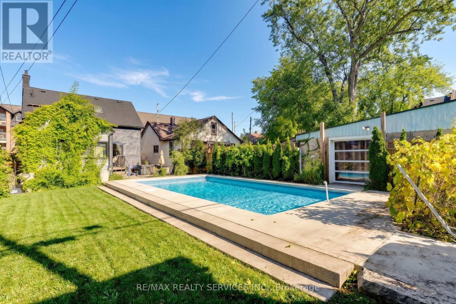323 CHARLTON AVENUE W - 22