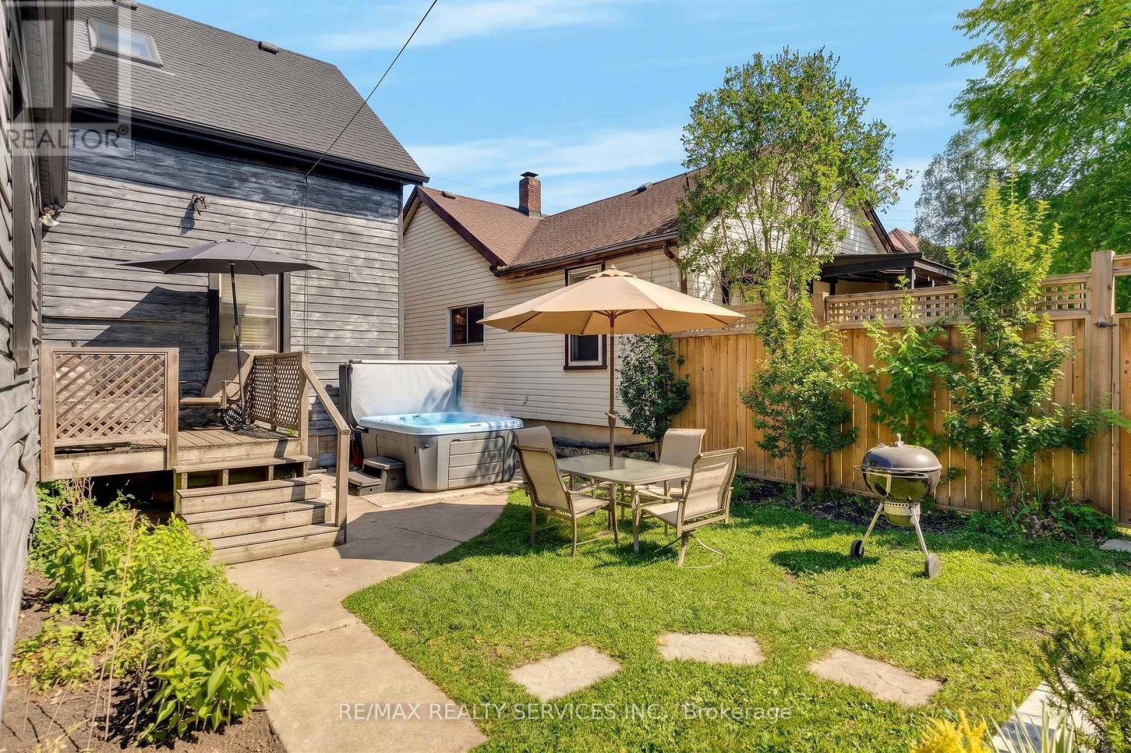 323 CHARLTON AVENUE W - 25