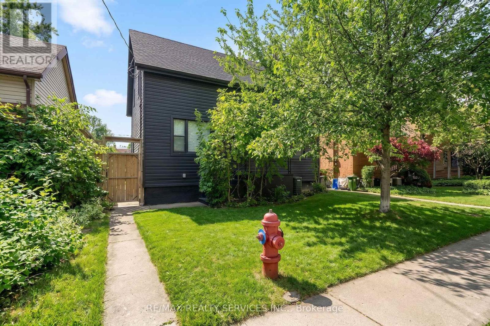 323 CHARLTON AVENUE W - 27