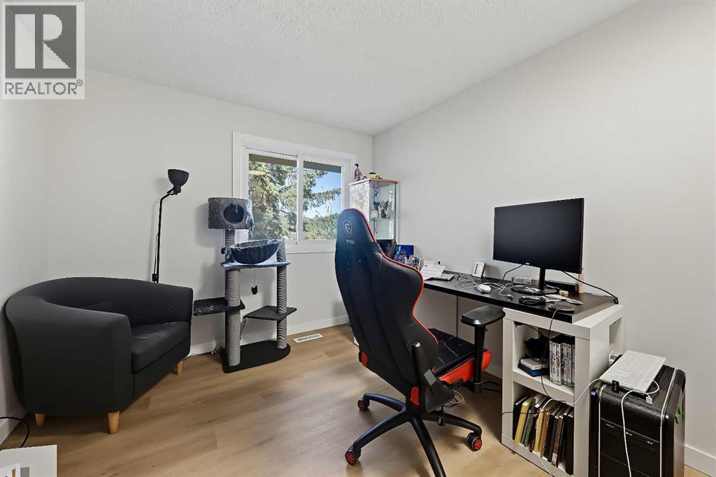 302 Woodvale Crescent SW, Calgary — photo 13