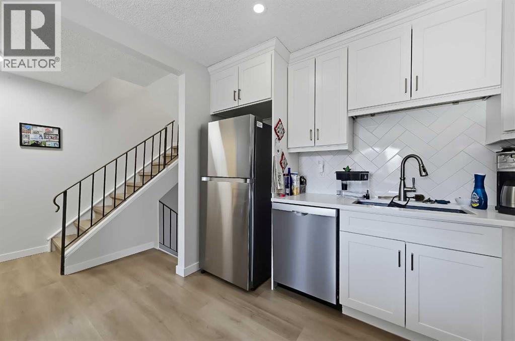 302 Woodvale Crescent SW, Calgary — photo 6
