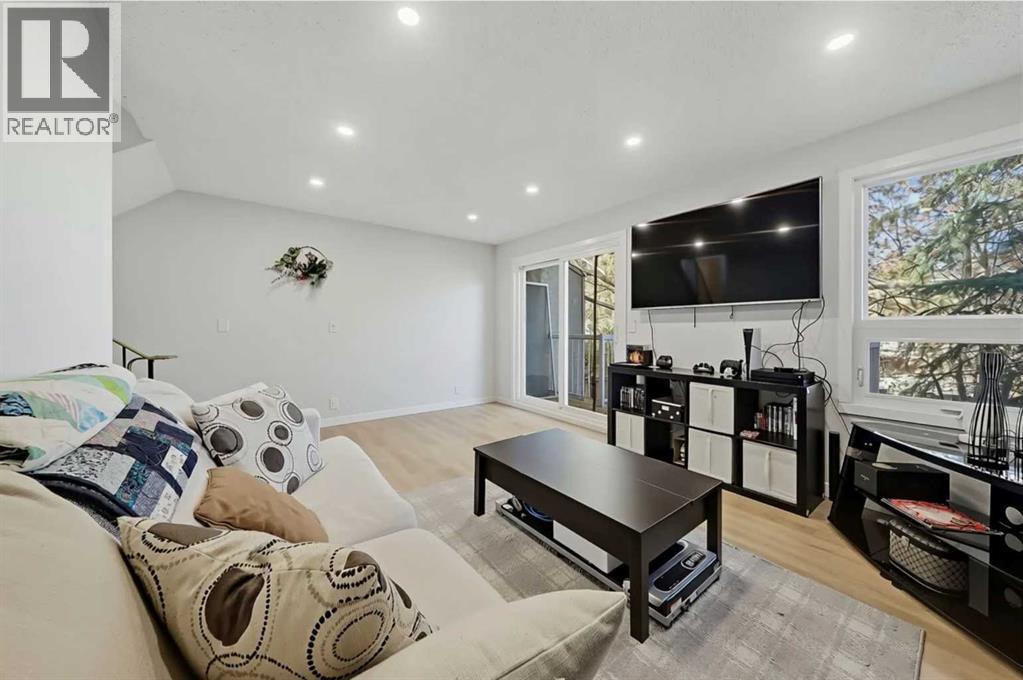 302 Woodvale Crescent SW, Calgary — photo 11