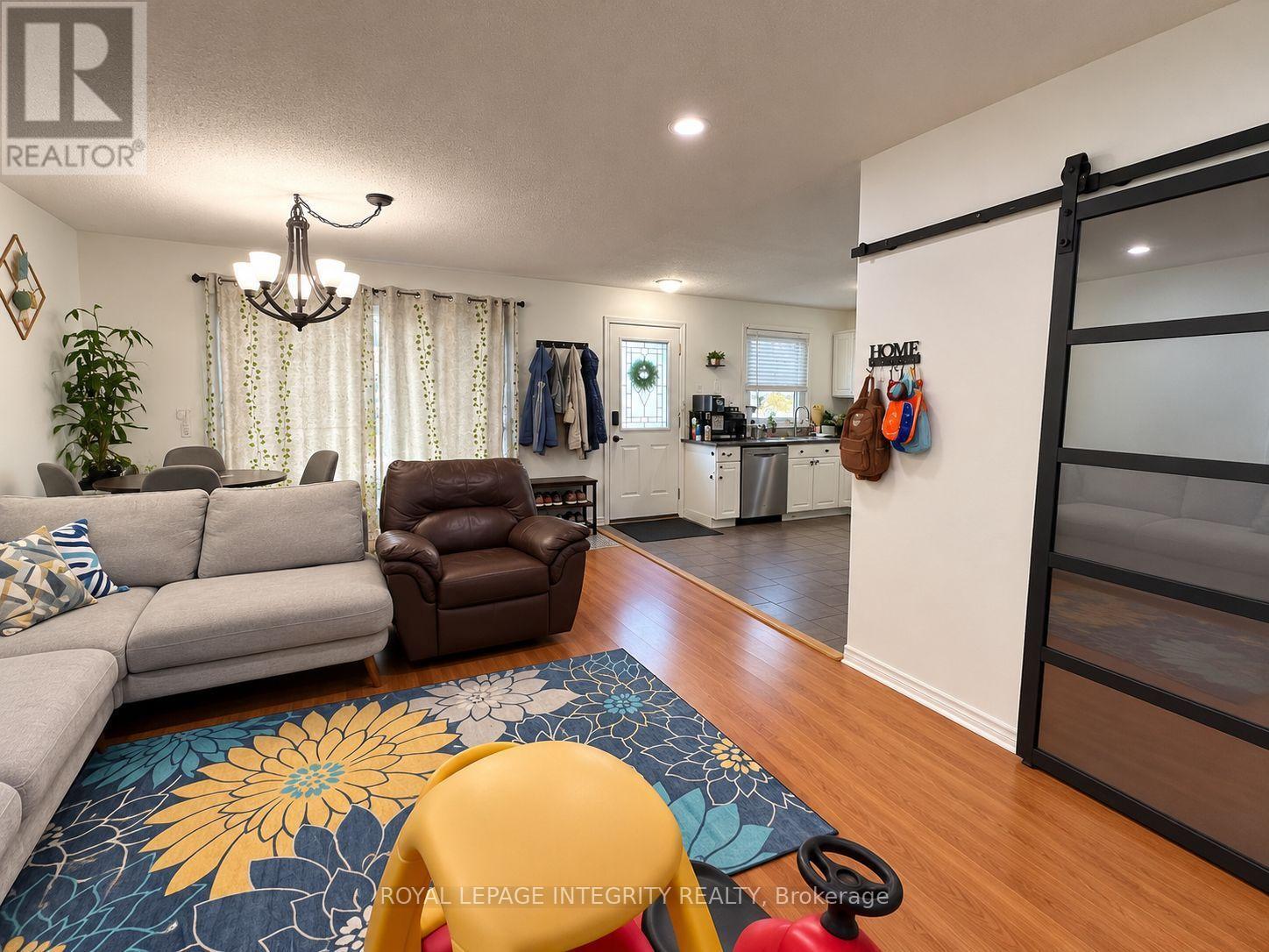 UPPER UNIT - 58 BINSCARTH CRESCENT, Ottawa — photo 6