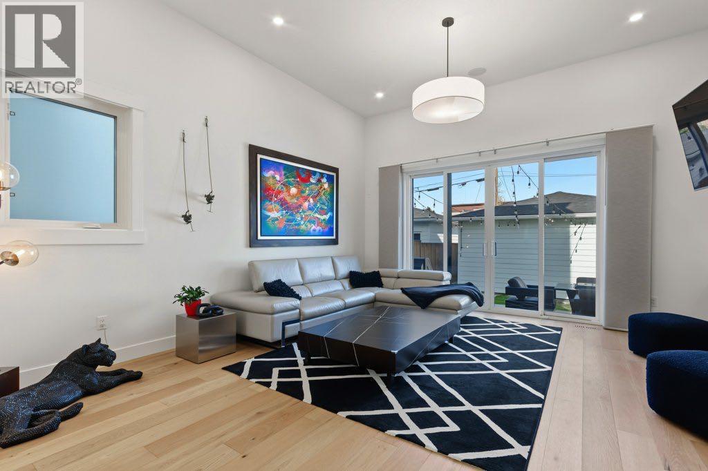 1906 43 Avenue SW, photo 10 of 49