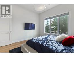 1906 43 Avenue SW, Calgary — photo 22