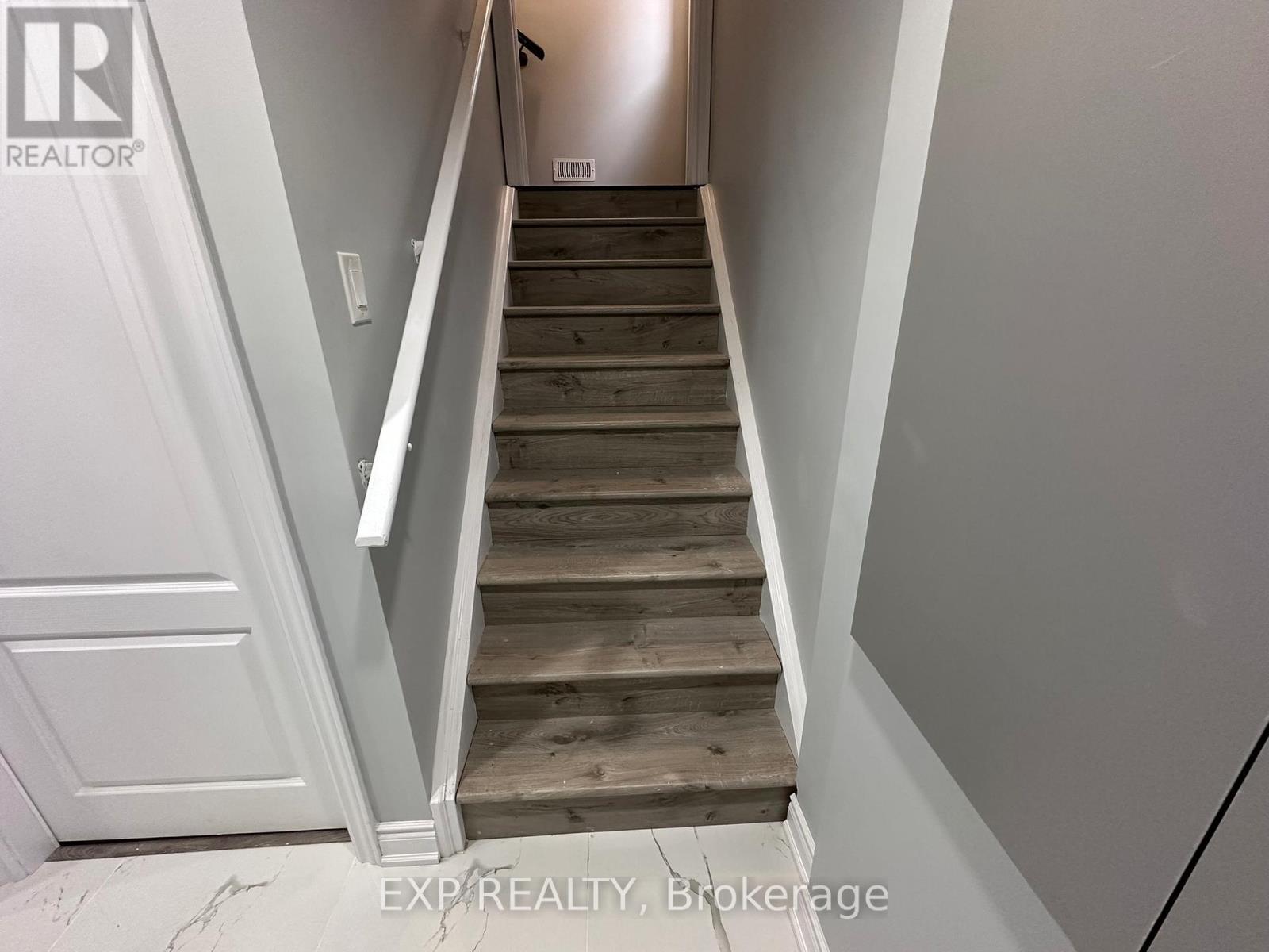 31 Lorne Thomas Place, New Tecumseth photo 2