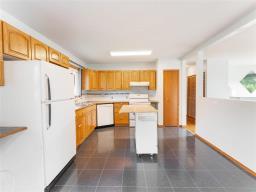 33 Parade Drive, Winnipeg, MB R2C0S3 Photo 13