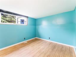 33 Parade Drive, Winnipeg, MB R2C0S3 Photo 32