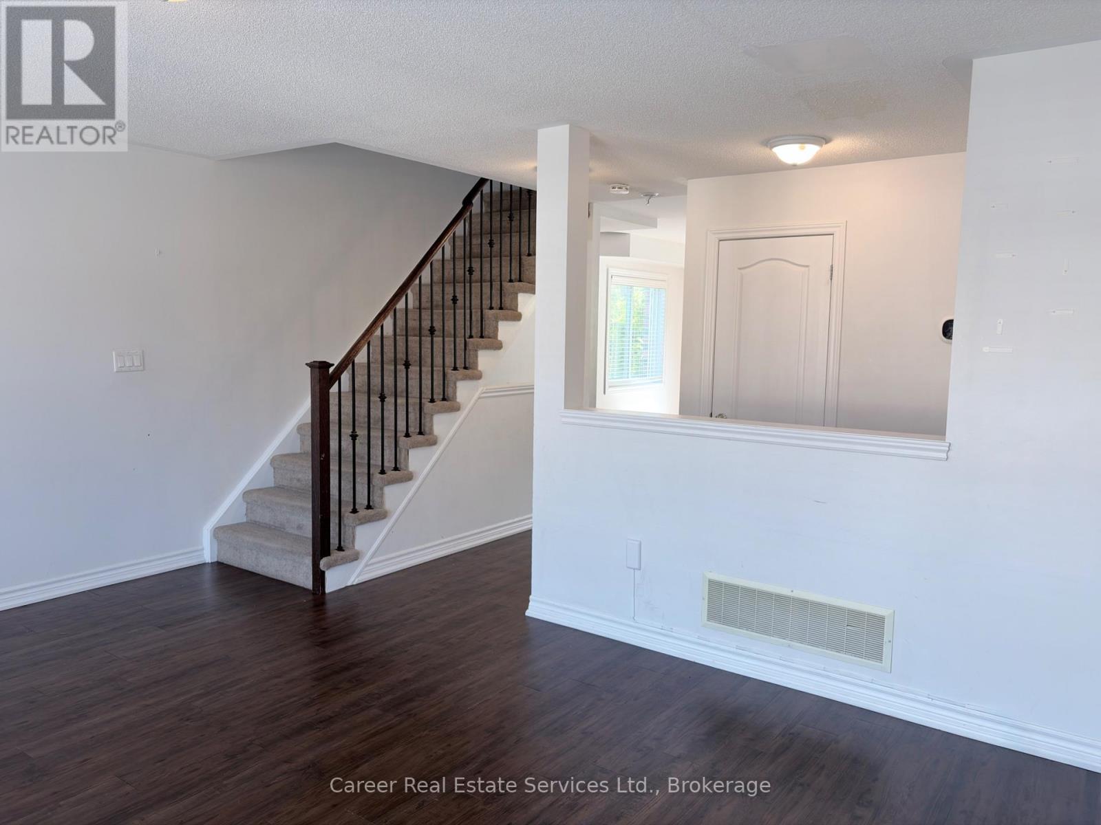 7 Ken Bromley Lane, Clarington, ON photo 14