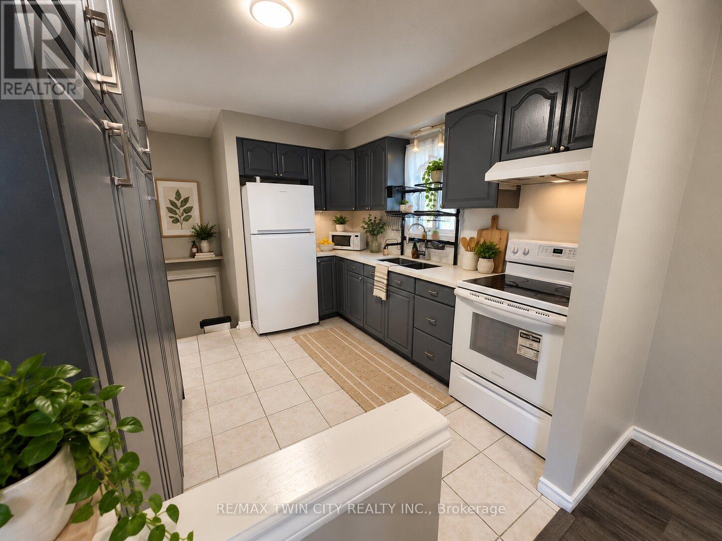 31 OLD CARRIAGE DRIVE, Kitchener — photo 5
