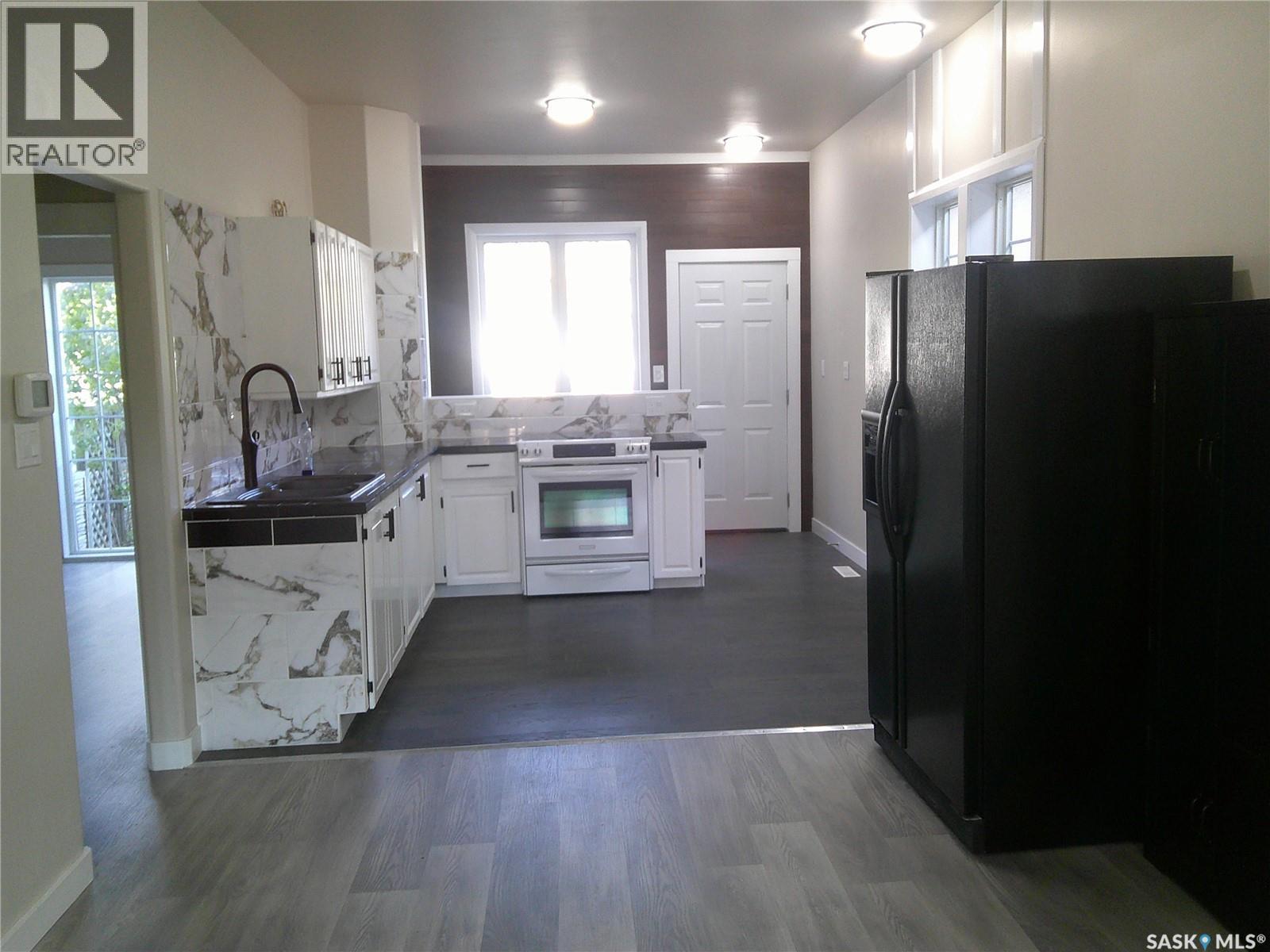 1917 Toronto STREET, Regina Saskatchewan — photo 2