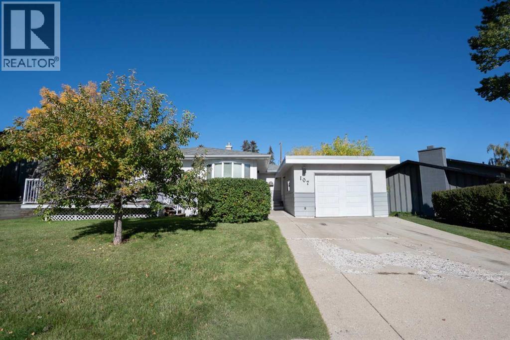 107 Hallbrook Drive SW, Calgary — photo 2