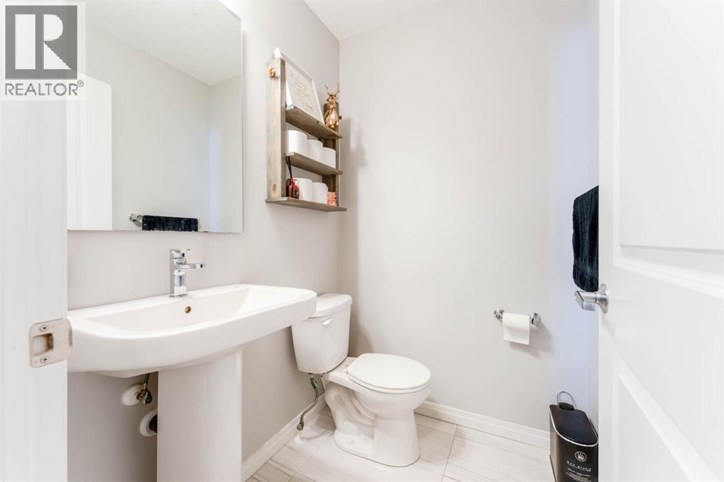 230 Hillcrest Square SW, photo 16 of 44