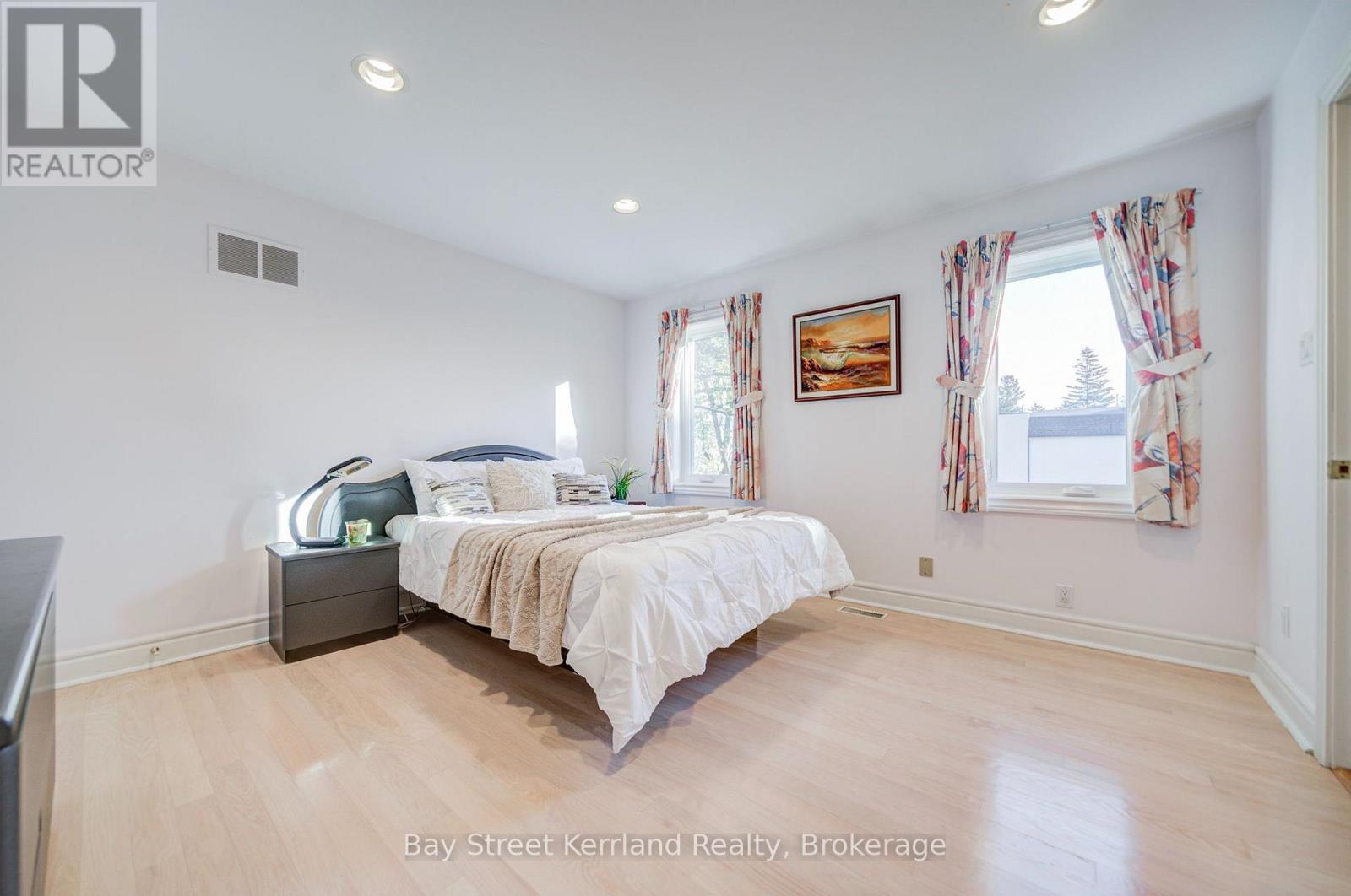 136 NIPIGON AVENUE - 33