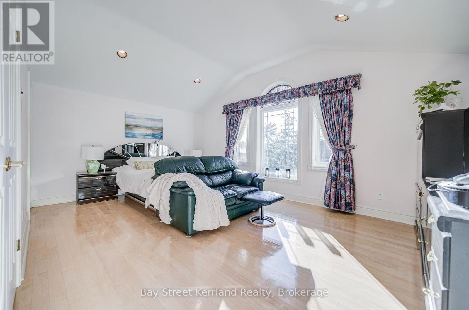 136 NIPIGON AVENUE - 40