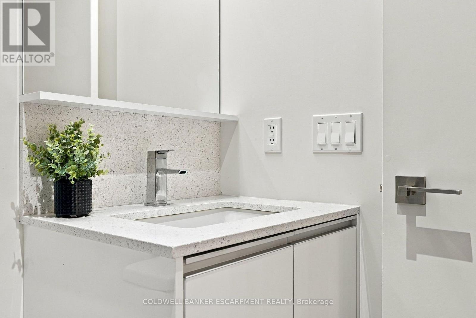 628 - 20 MINOWAN MIIKAN LANE, Toronto (Little Portugal) — photo 7