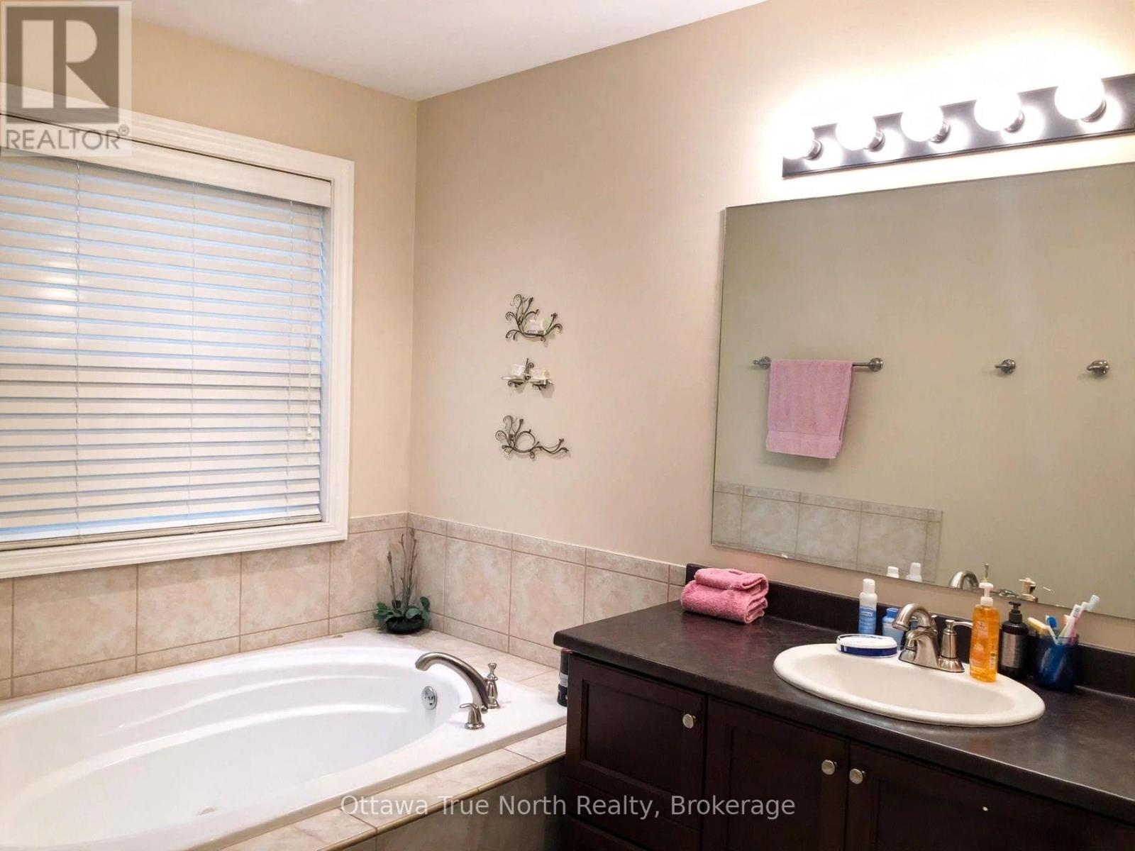 3 Bed, 3 Bath Townhouse for Rent in Ottawa – 437 CELTIC RIDGE CRESCENT, Ottawa – MLS# X14033772 - Image 11