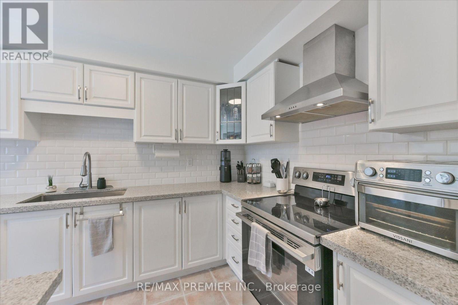 22 Lucerne Drive, Vaughan, ON photo 12