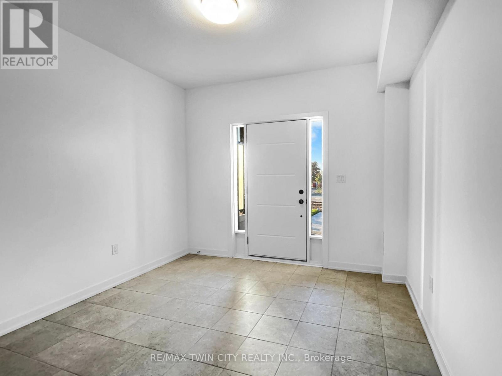 12 - 8 MISEFERI CRESCENT — photo 3