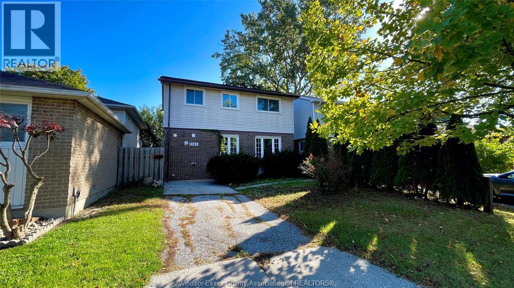 1545 Bayswater CRESCENT - 1