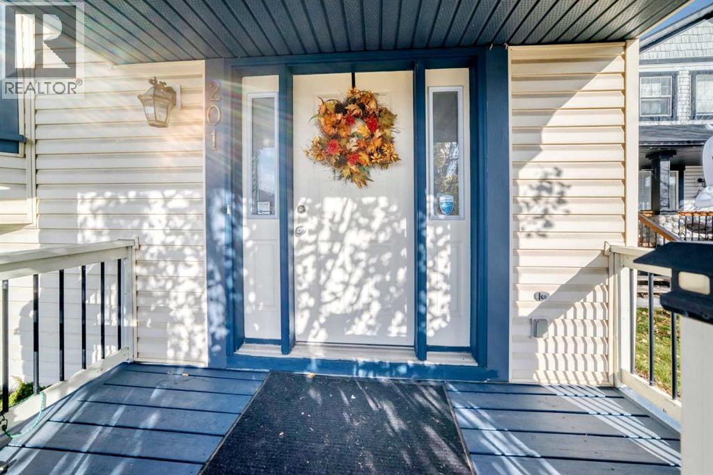 201 Stonegate Drive NW, Airdrie — photo 2