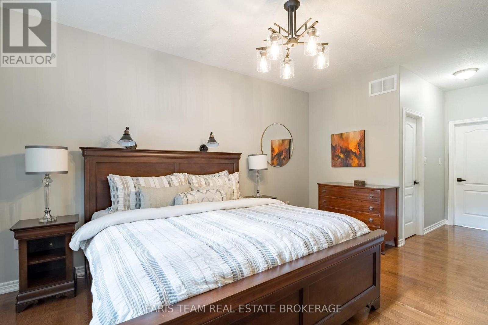 2 Stapleton Place, Barrie photo 13