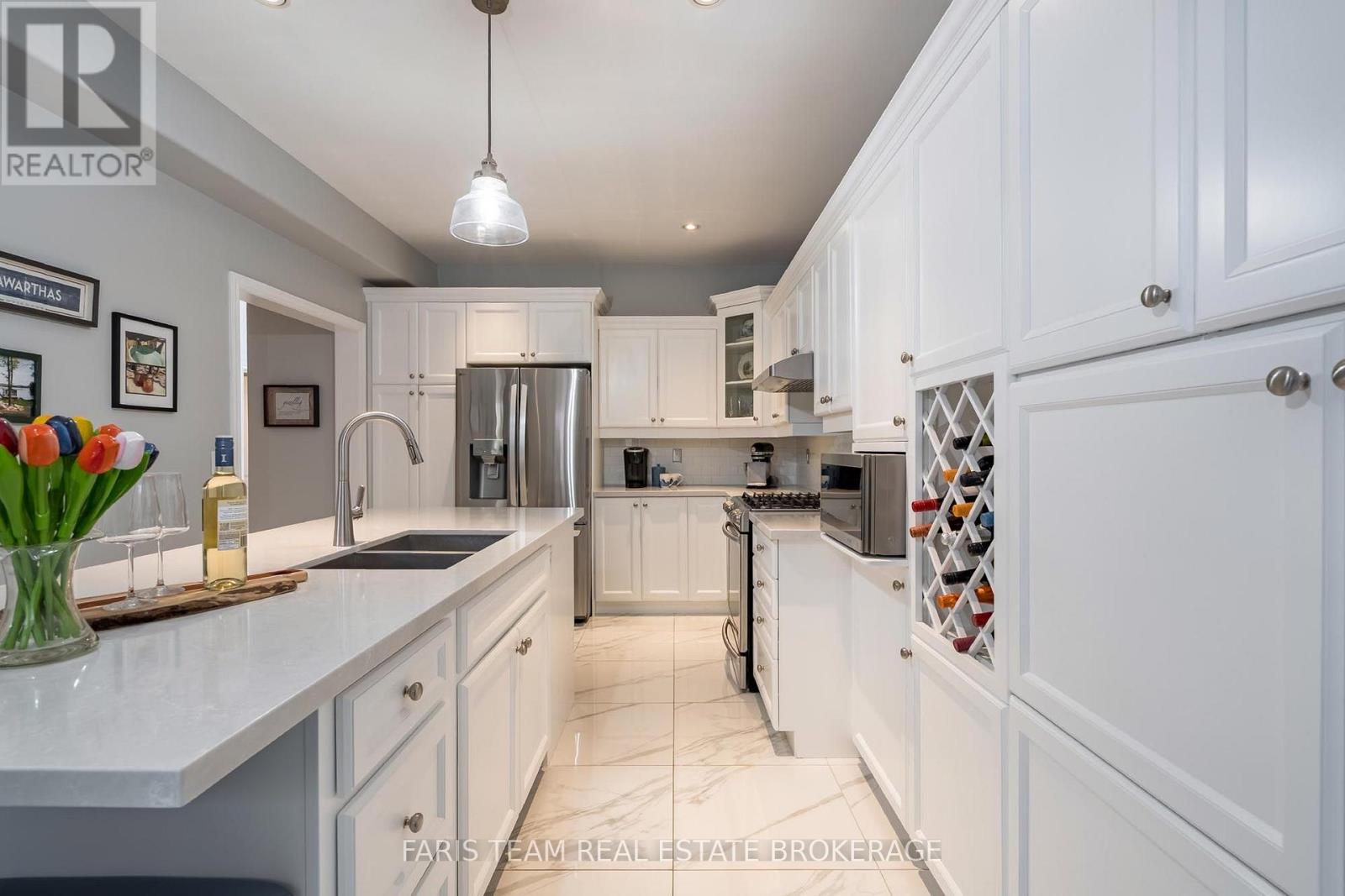 2 Stapleton Place, Barrie photo 4