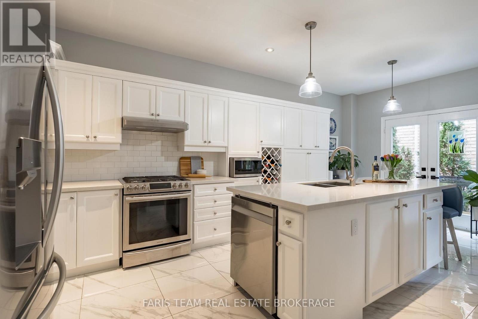 2 Stapleton Place, Barrie photo 6
