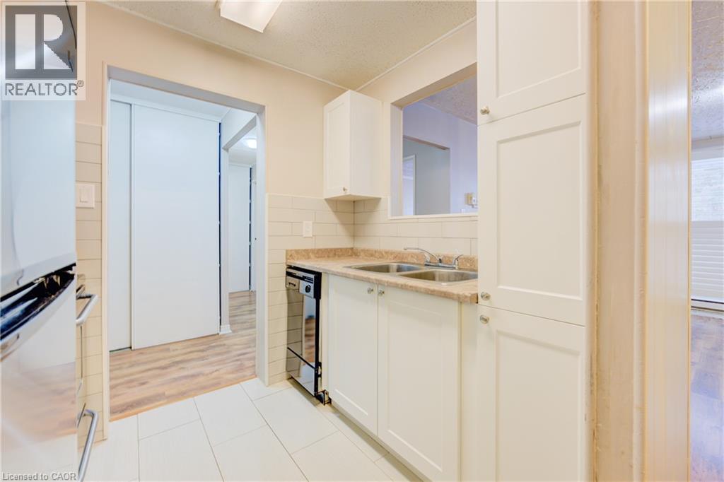 24 MOOREGATE Crescent Unit# 202, Kitchener — photo 10
