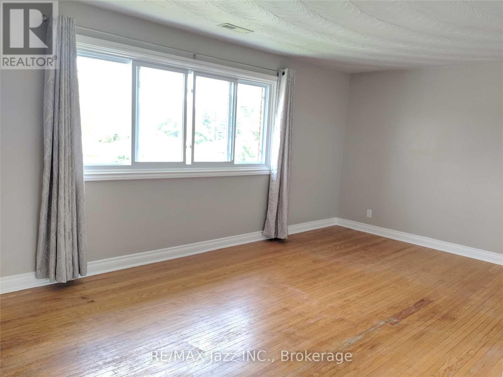 110 Cabot Street, Oshawa, ON photo 2