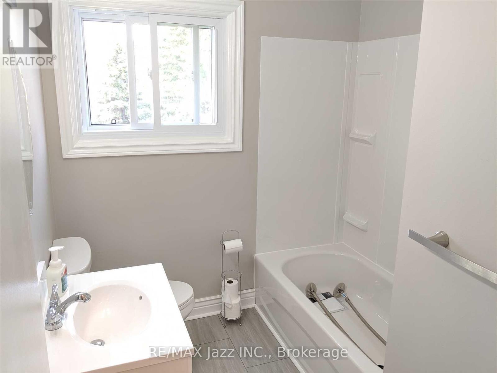 110 Cabot Street, Oshawa, ON photo 6