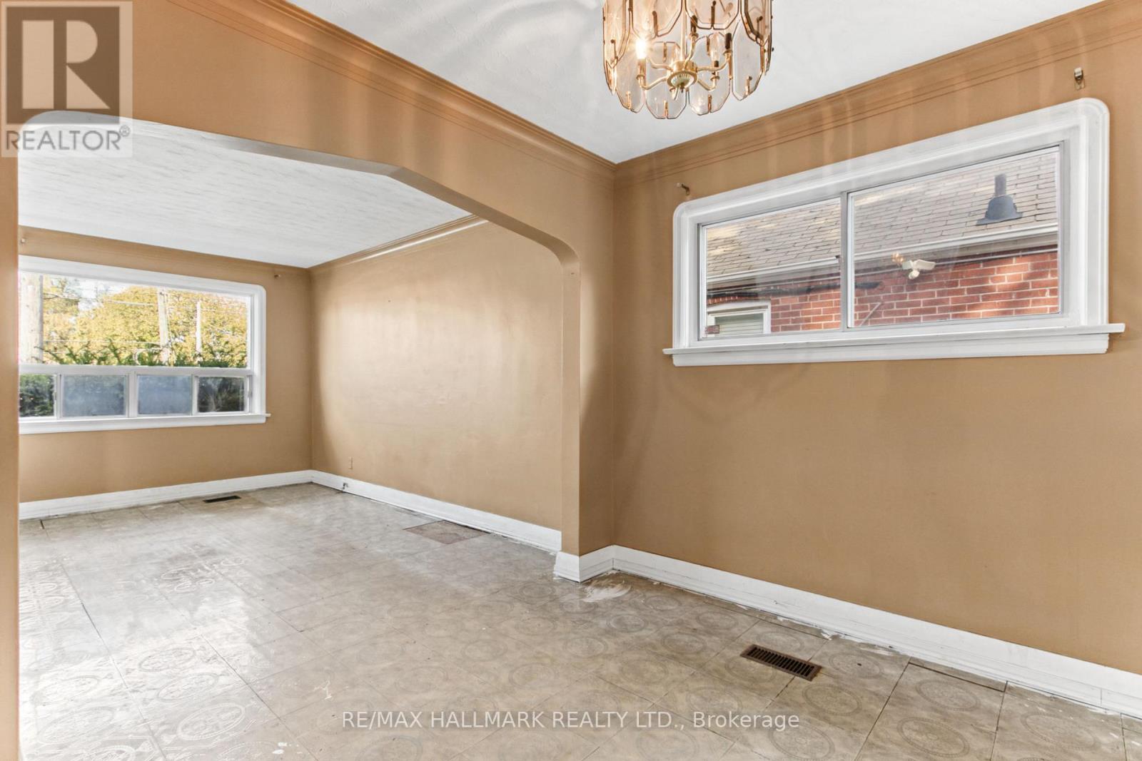 2797 St Clair Avenue East, Toronto, ON photo 9